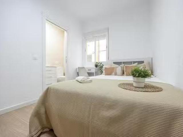 Acogedor Habitación en Avinguda del Cardenal Benlloch, El Pla.