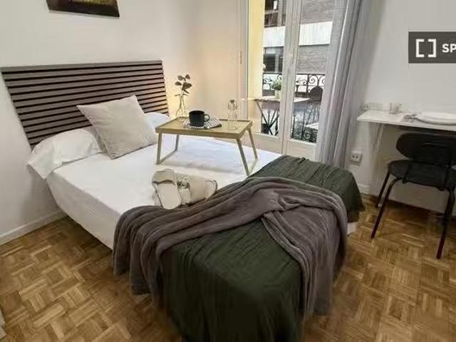 ¡Recién llegado! Habitación en apartamento de 4 dormitorios, G.