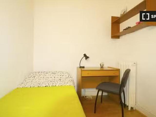 Único Habitación en apartamento de 9 habitaciones en Malasaña.