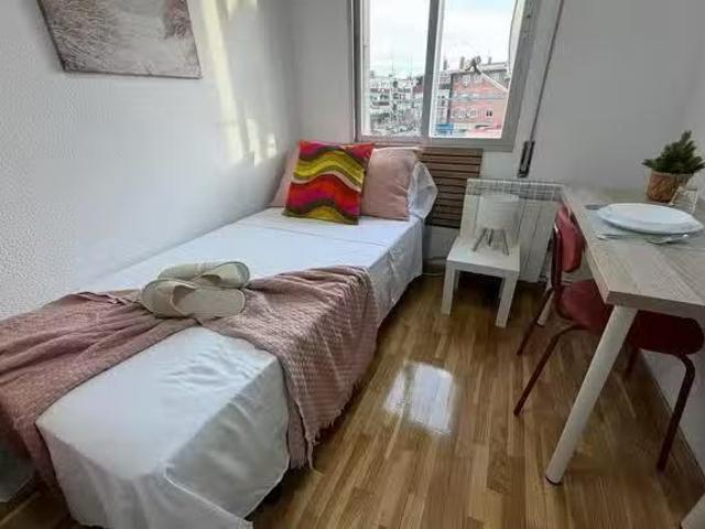 Acogedor Habitación en Calle Monte de Montjuich, Villa de Vall.