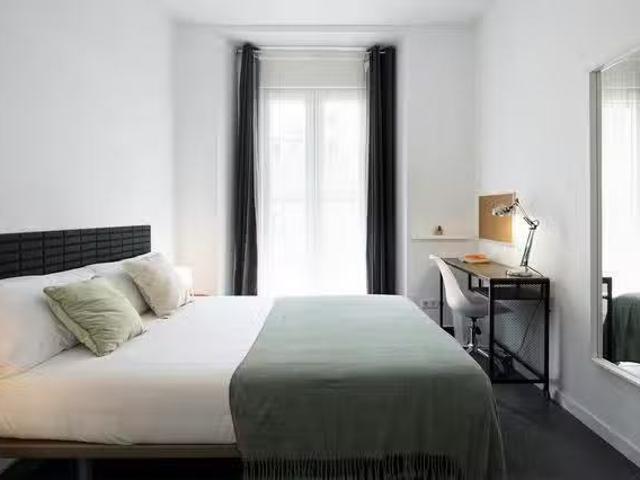 Encantador Habitación en Calle de Noviciado, Universidad