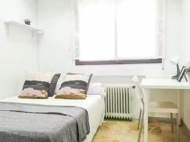 Encantador Habitación en Calle de Beatriz de Bobadilla, Ciudad.