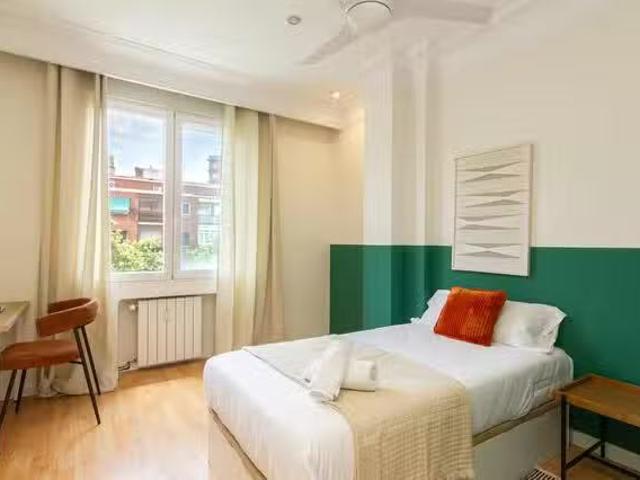 Bonito Habitación en Calle de Francisco Silvela, Salamanca