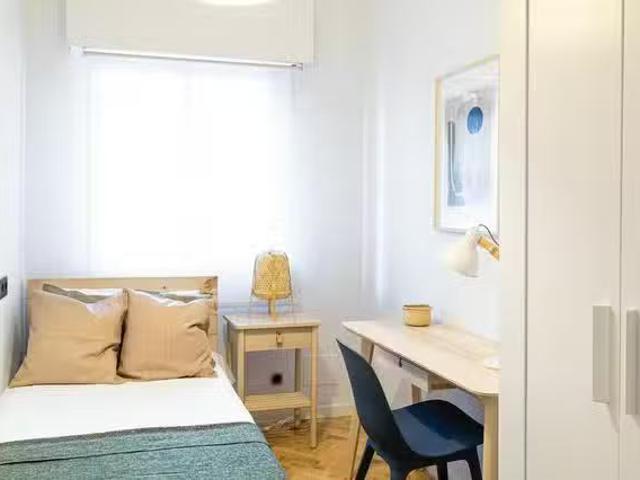 ¡En alquiler! Habitación en Calle de la Infanta Mercedes, Cuat.