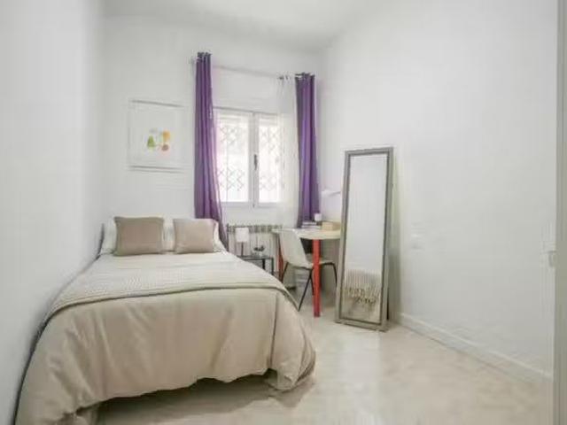 Único Habitación en Calle de los Sagrados Corazones, Latina