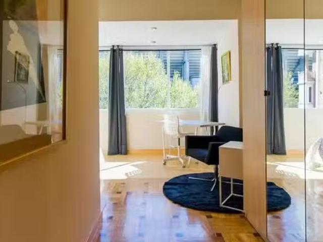 Encantador Habitación en Calle de Rafael Salgado, Hispanoamérica