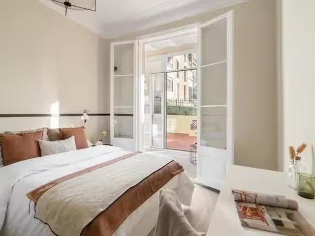 ¡Oferta! Habitación en Carrer de Calàbria, La Nova Esquerra de.