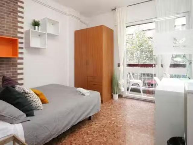 Nuevo Habitación en Carrer de Roger de Llúria, Dreta de l'Eixa.