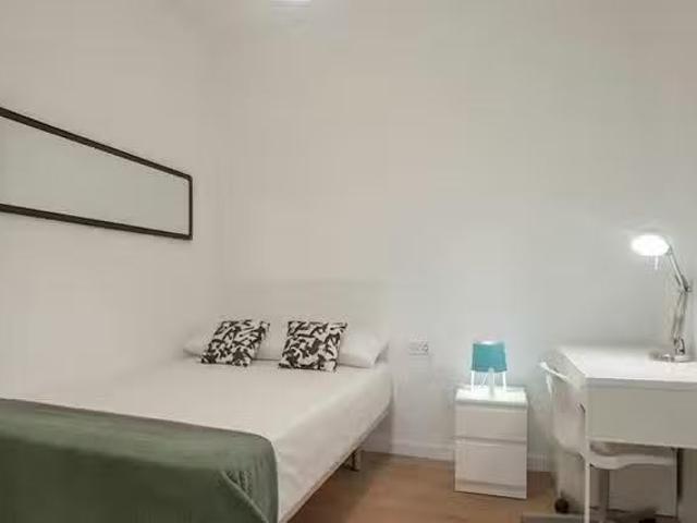 Acogedor Habitación en Gran Via de les Corts Catalanes, Dreta.