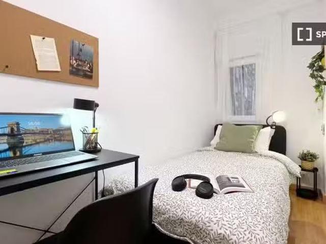 Bonito Habitación en piso compartido en Quintana, Madrid