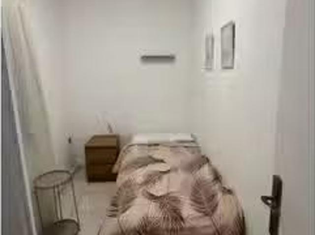 Único Habitación en piso de 3 habitaciones en alquiler en El P.