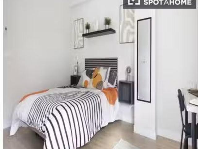 ¡Recién llegado! Habitación en piso de 7 habitaciones Valleher.