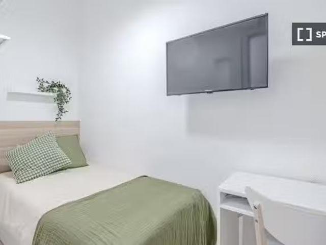 Bonito Habitación en un piso compartido de 4 habitaciones en A.