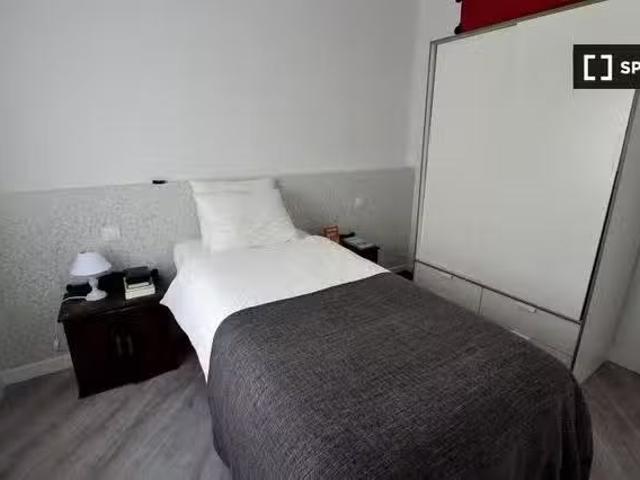 ¡Renta! Habitación equipada en apartamento de 3 dormitorios en.
