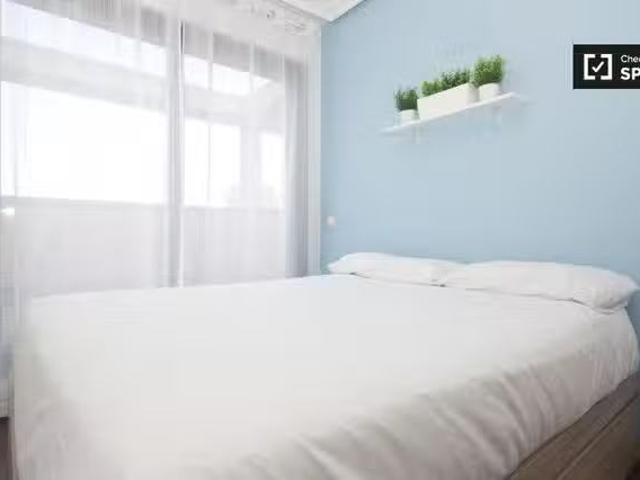¡Recién llegado! Habitación equipada en apartamento de 5 dormi.