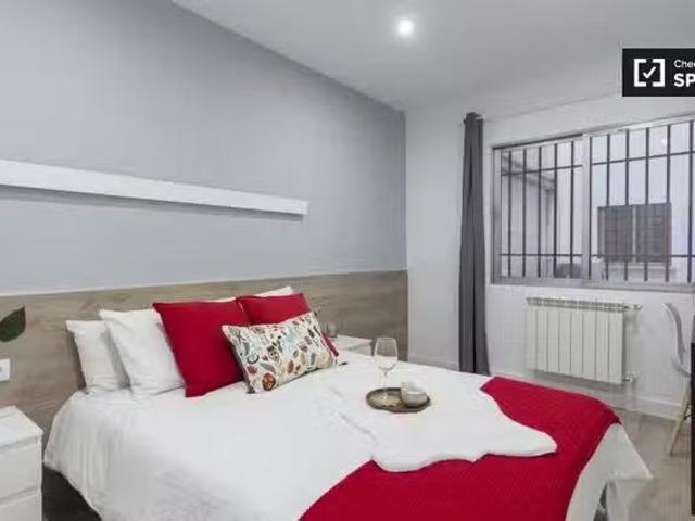 Nuevo Moderna habitación en alquiler en apartamento de 8 habit.
