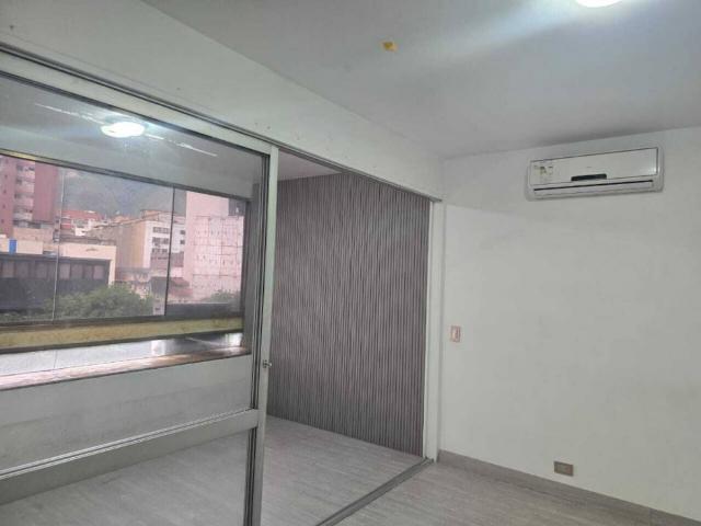 En Alquiler Oficina O Depósito En Chacao, Piso Bajo