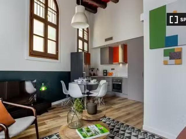¡Recién llegado! Piso de 2 habitaciones en el centro de Barcel.