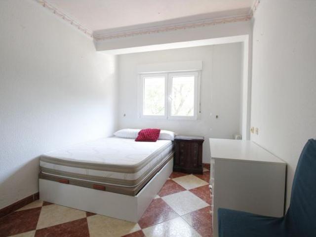 En alquiler piso de 4 habitaciones y 2 baños para estudiantes