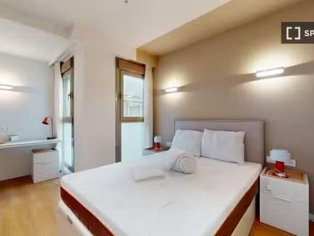 Encantador Se alquila habitación compartida en Cuatro Caminos.