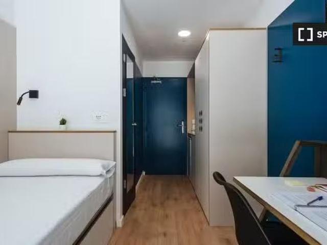 ¡En alquiler! Se alquila habitación cerca de Campus Reina Merc.
