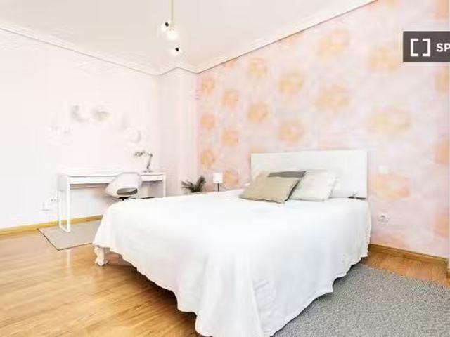 Bonito Se alquila habitación en casa de 5 habitaciones en Madrid