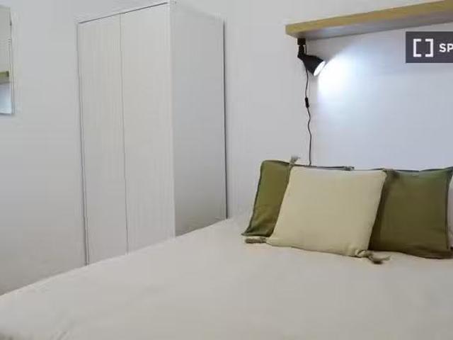 ¡Renta! Se alquila habitación en apartamento de 3 dormitorios.