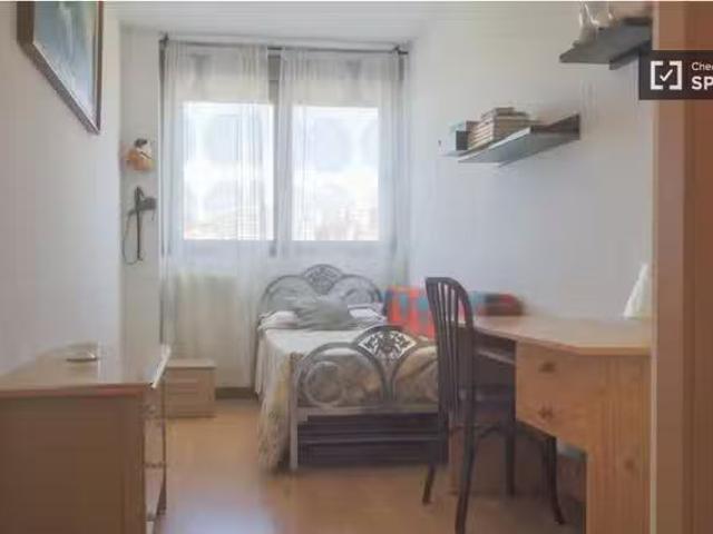 Acogedor Se alquila habitación en apartamento de 3 dormitorios.