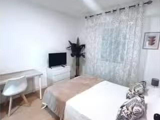 Bonito Se alquila habitación en apartamento de 4 dormitorios e.