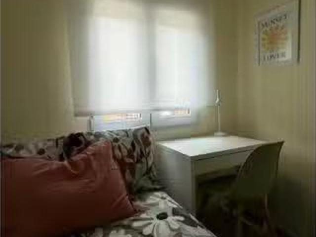Único Se alquila habitación en apartamento de 4 dormitorios en.