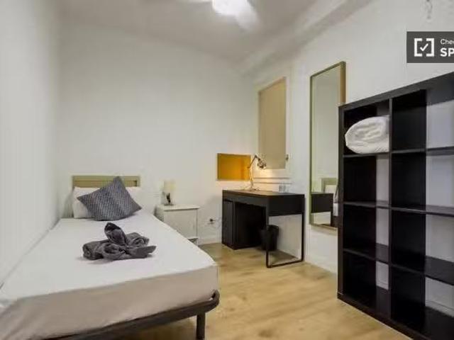 Nuevo Se alquila habitación en apartamento de 5 dormitorios en.