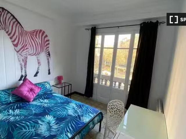 ¡Recién llegado! Se alquila habitación en el apartamento de 5.