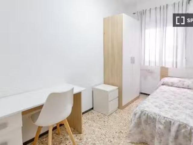 Encantador Se alquila habitación en piso compartido de 5 habit.
