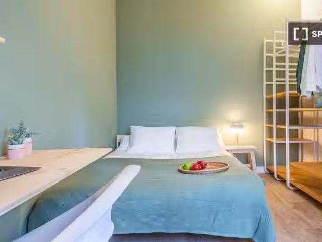 Único Se alquila habitación en piso de 4 dormitorios en Barcel.