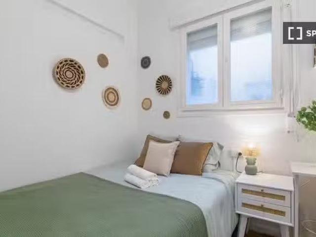 Barato Se alquila habitación en piso de 4 dormitorios en Barce.