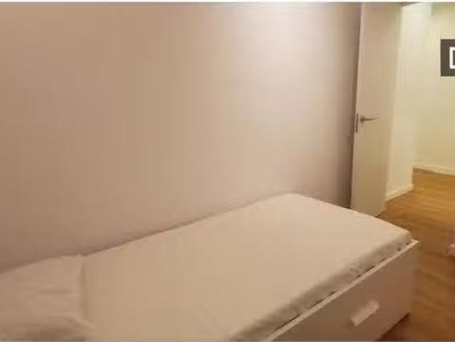 Encantador Se alquila habitación en piso de 4 dormitorios en E.