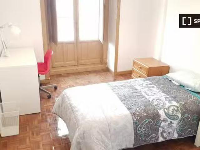 ¡En alquiler! Se alquila habitación en piso de 5 dormitorios e.