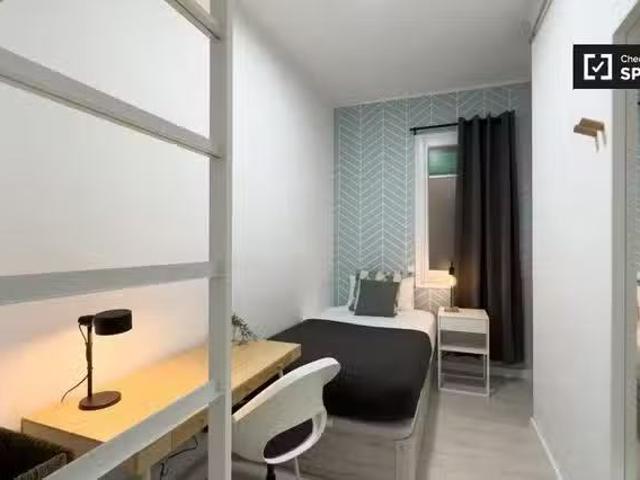 ¡Oferta! Se alquila habitación en piso de 5 habitaciones en Ba.