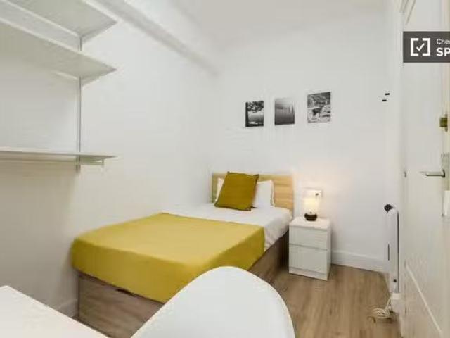 Nuevo Se alquila habitación en piso de 9 habitaciones en Barce.