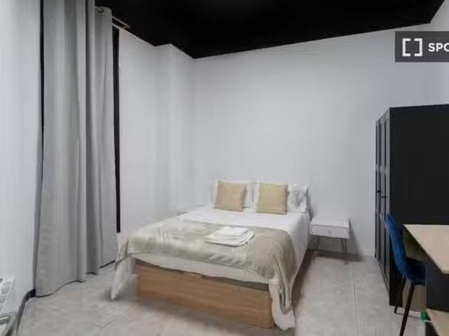 ¡En alquiler! Se alquila habitación en piso de 11 habitaciones.
