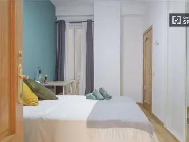 Bonito Se alquila habitación en piso de 11 habitaciones en Arg.
