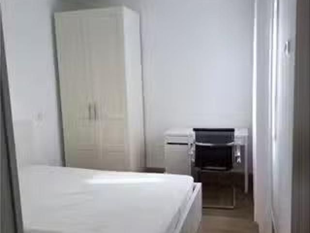 ¡Oferta! Se alquila habitación en piso de 3 habitaciones en Le.