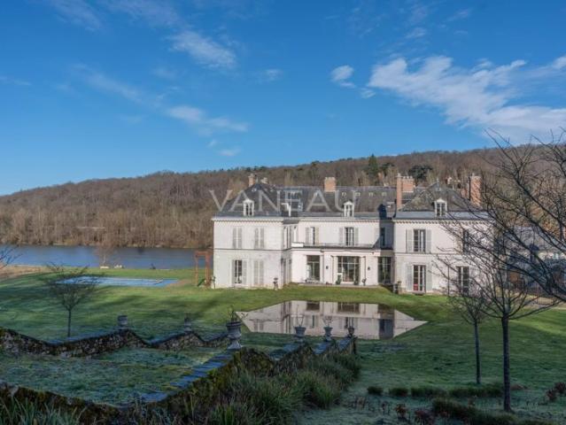 En bord de Seine, à proximité immédiate de Fontainebleau