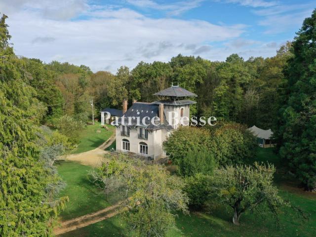 En Bourgogne, au pays de Colette, à 2 h de Paris, une villa. 313m² Saint Sauveur en Puisaye