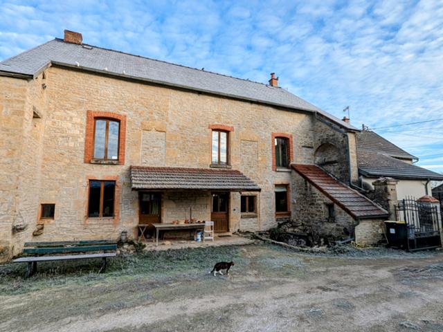 En Bourgogne, dans le département de l'Yonne, MAISON ANCIENN