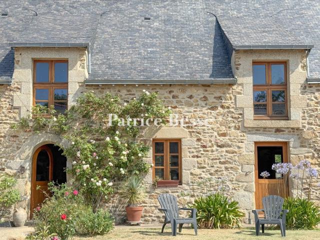 En Bretagne sud, à proximité immédiate du littoral, un ancie. 418m² Ambon