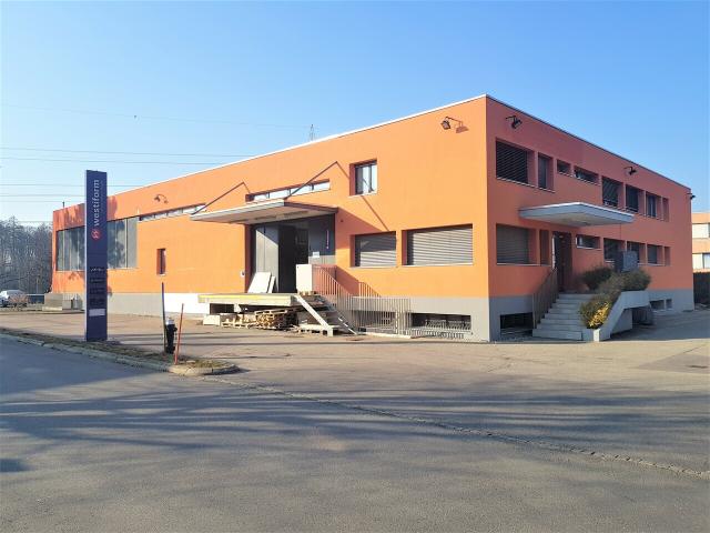 En Budron Fläche – 152 m² Lagerhaus im Keller – Güteraufzug