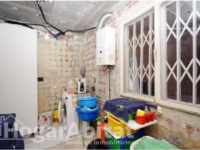 ¡EN BUENA ZONA! AMPLIO, LUMINOSO Y SEMIREFORMADO CON PATIO Y ASCENSOR