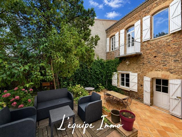 En cœur de ville, demeure familiale aux volumes exceptionnels avec jardin intime et piscine