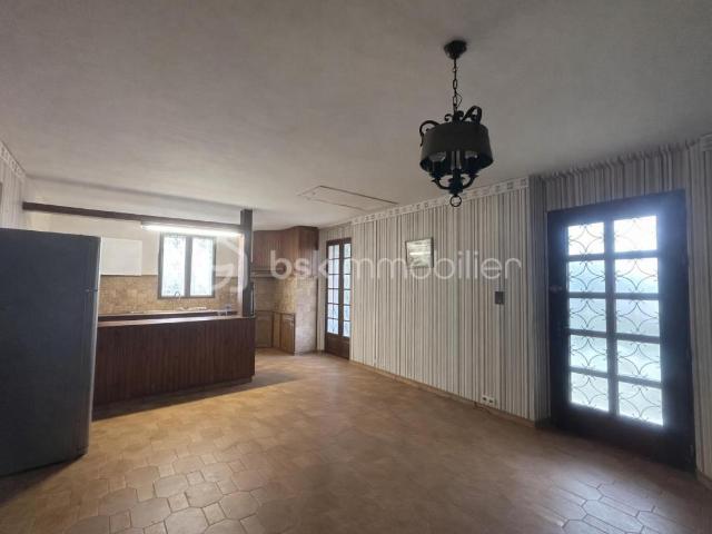 En campagne, une villa traditionnelle spacieuse à renover ! Sur Saint Julien les Rosiers